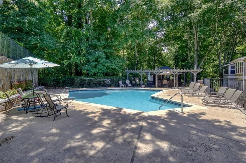 5147 Roswell Road Unit 10, Atlanta, Georgia 30342, 2 Bedrooms Bedrooms, ,1 BathroomBathrooms,Residential,Sold,5147 Roswell Road Unit 10,6033038