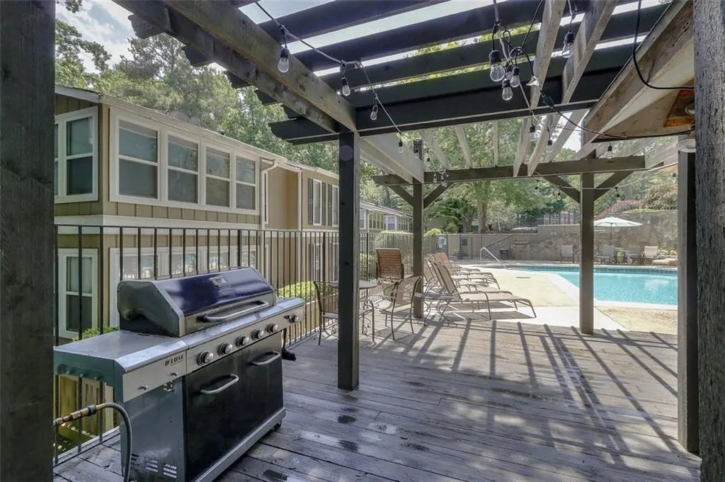 5147 Roswell Road Unit 10, Atlanta, Georgia 30342, 2 Bedrooms Bedrooms, ,1 BathroomBathrooms,Residential,Sold,5147 Roswell Road Unit 10,6033038