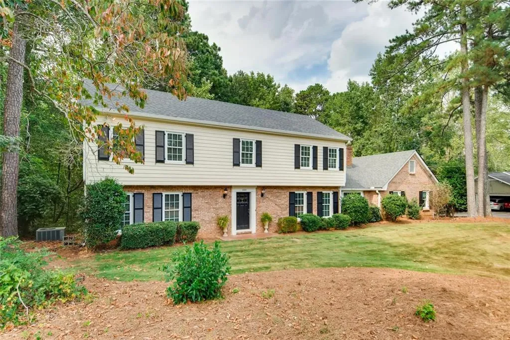 1590 Huntingdon Trail, Sandy Springs, Georgia 30350, 5 Bedrooms Bedrooms, ,3 BathroomsBathrooms,Residential,Sold,1590 Huntingdon Trail,6623298