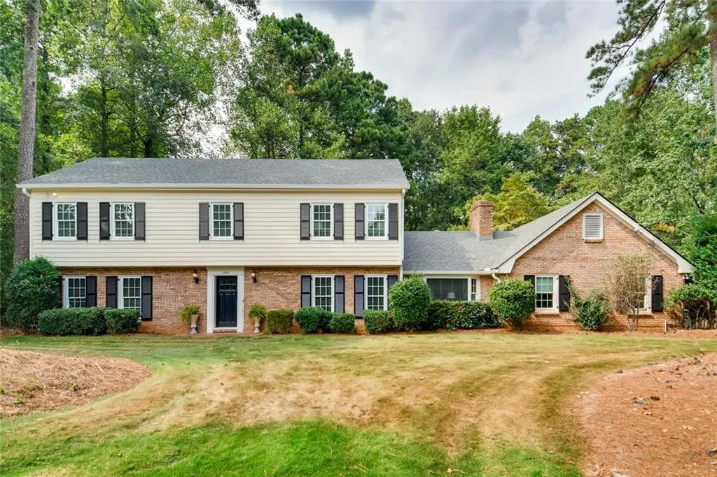 1590 Huntingdon Trail, Sandy Springs, Georgia 30350, 5 Bedrooms Bedrooms, ,3 BathroomsBathrooms,Residential,Sold,1590 Huntingdon Trail,6623298