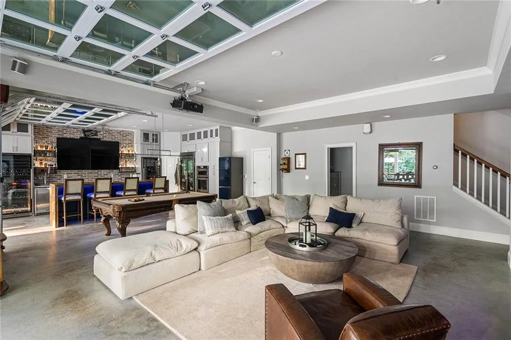 5514 Sherrell Drive Ne, Atlanta, Georgia 30342, 6 Bedrooms Bedrooms, ,6 BathroomsBathrooms,Residential,Sold,5514 Sherrell Drive Ne,7230468