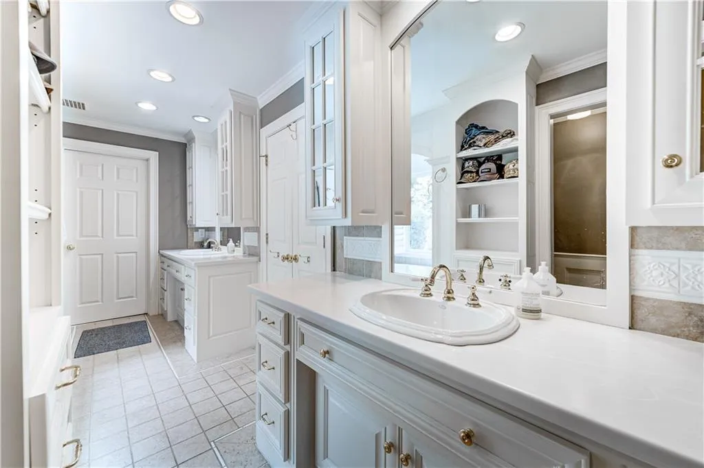 265 Grapevine Run, Sandy Springs, Georgia 30350, 4 Bedrooms Bedrooms, ,4 BathroomsBathrooms,Residential,Sold,265 Grapevine Run,7078213