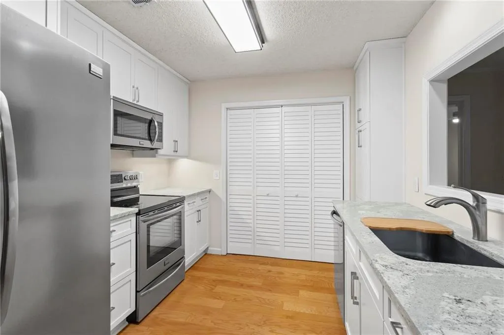 111 Abingdon Way, Sandy Springs, Georgia 30328, 2 Bedrooms Bedrooms, ,2 BathroomsBathrooms,Residential,For Sale,111 Abingdon Way,7627803