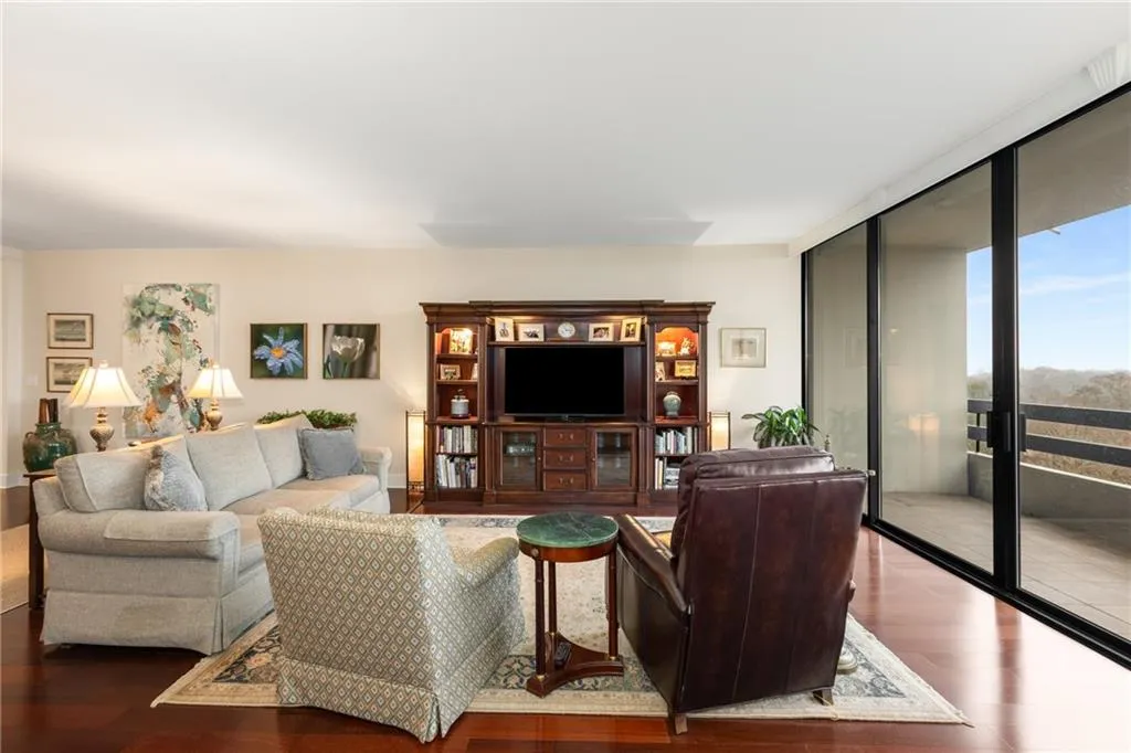 2660 Peachtree Road Nw Unit 14d, Atlanta, Georgia 30305, 2 Bedrooms Bedrooms, ,2 BathroomsBathrooms,Residential,For Sale,2660 Peachtree Road Nw Unit 14d,7535835