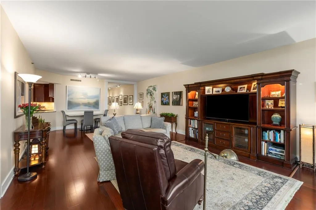2660 Peachtree Road Nw Unit 14d, Atlanta, Georgia 30305, 2 Bedrooms Bedrooms, ,2 BathroomsBathrooms,Residential,For Sale,2660 Peachtree Road Nw Unit 14d,7535835