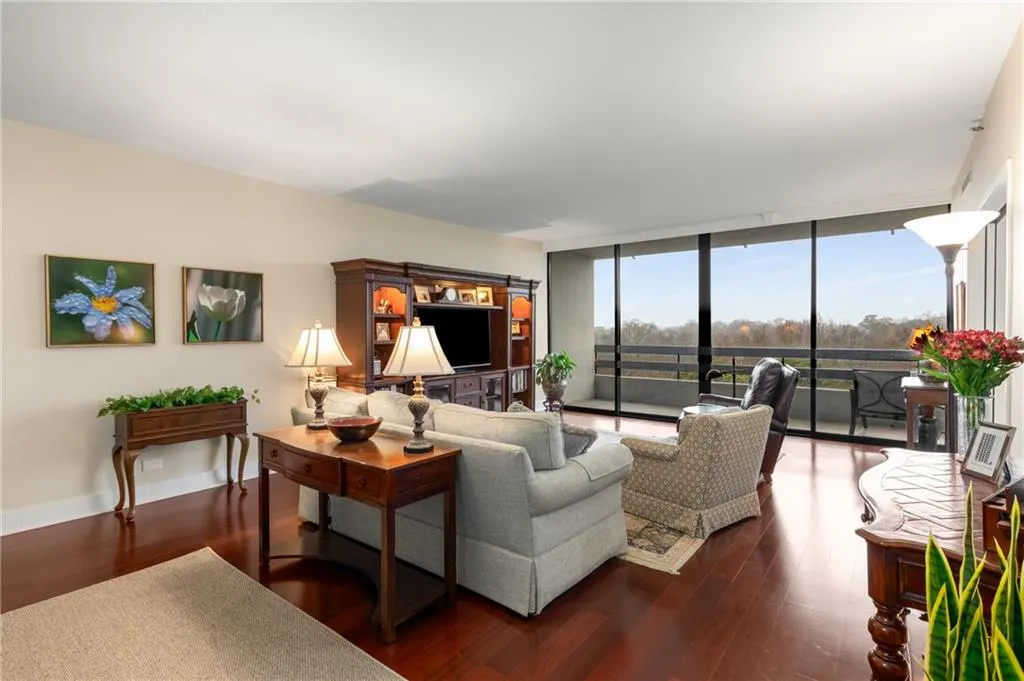 2660 Peachtree Road Nw Unit 14d, Atlanta, Georgia 30305, 2 Bedrooms Bedrooms, ,2 BathroomsBathrooms,Residential,For Sale,2660 Peachtree Road Nw Unit 14d,7535835