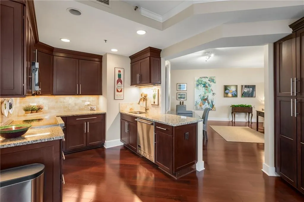 2660 Peachtree Road Nw Unit 14d, Atlanta, Georgia 30305, 2 Bedrooms Bedrooms, ,2 BathroomsBathrooms,Residential,For Sale,2660 Peachtree Road Nw Unit 14d,7535835