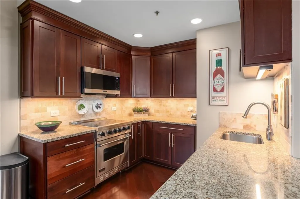 2660 Peachtree Road Nw Unit 14d, Atlanta, Georgia 30305, 2 Bedrooms Bedrooms, ,2 BathroomsBathrooms,Residential,For Sale,2660 Peachtree Road Nw Unit 14d,7535835