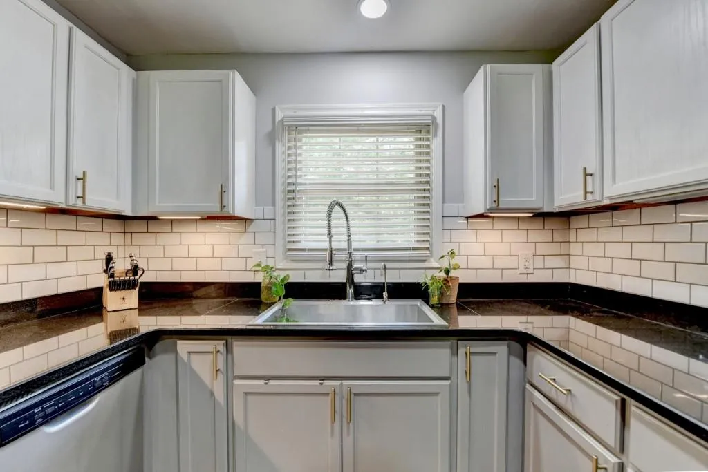 5400 Roswell Road Unit N1, Sandy Springs, Georgia 30342, 2 Bedrooms Bedrooms, ,2 BathroomsBathrooms,Residential,Sold,5400 Roswell Road Unit N1,7572673
