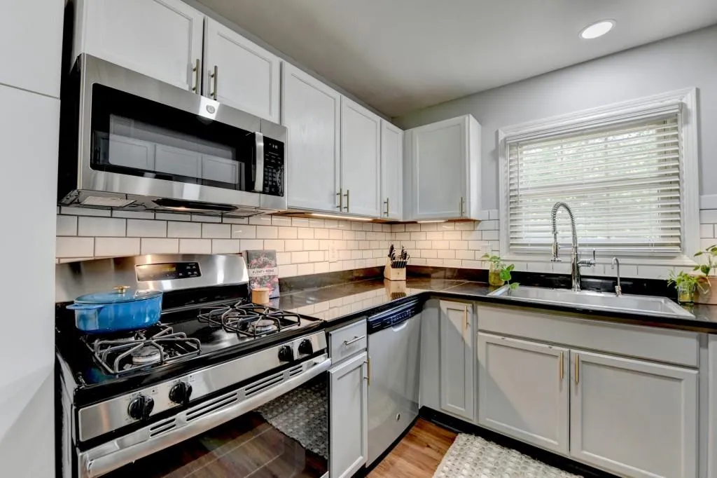 5400 Roswell Road Unit N1, Sandy Springs, Georgia 30342, 2 Bedrooms Bedrooms, ,2 BathroomsBathrooms,Residential,Sold,5400 Roswell Road Unit N1,7572673