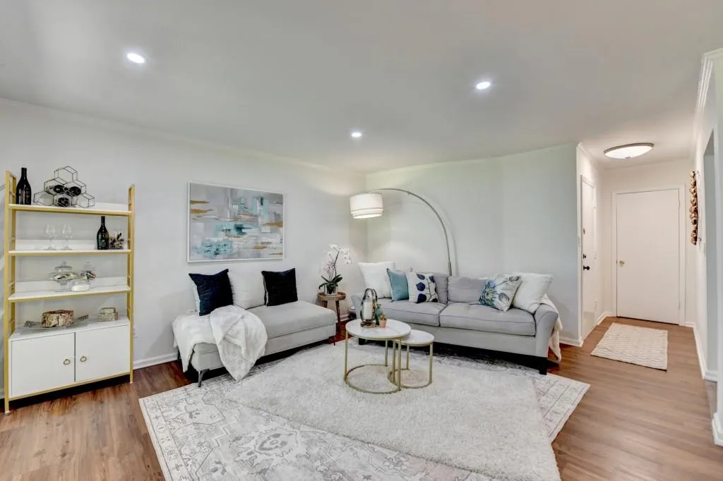5400 Roswell Road Unit N1, Sandy Springs, Georgia 30342, 2 Bedrooms Bedrooms, ,2 BathroomsBathrooms,Residential,Sold,5400 Roswell Road Unit N1,7572673