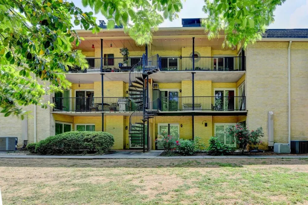 5400 Roswell Road Unit N1, Sandy Springs, Georgia 30342, 2 Bedrooms Bedrooms, ,2 BathroomsBathrooms,Residential,Sold,5400 Roswell Road Unit N1,7572673