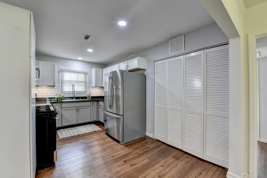 5400 Roswell Road Unit N1, Sandy Springs, Georgia 30342, 2 Bedrooms Bedrooms, ,2 BathroomsBathrooms,Residential,Sold,5400 Roswell Road Unit N1,7572673
