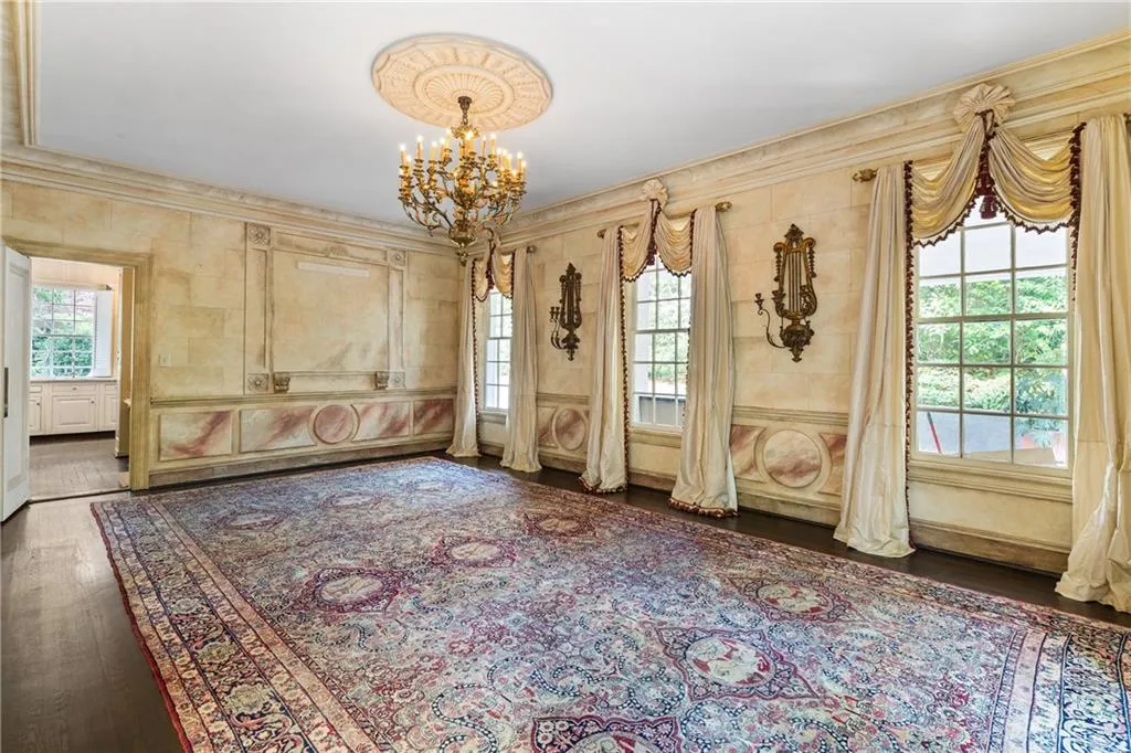 401 Peachtree Battle Avenue Nw, Atlanta, Georgia 30305, 4 Bedrooms Bedrooms, ,3 BathroomsBathrooms,Residential,For Sale,401 Peachtree Battle Avenue Nw,7541406