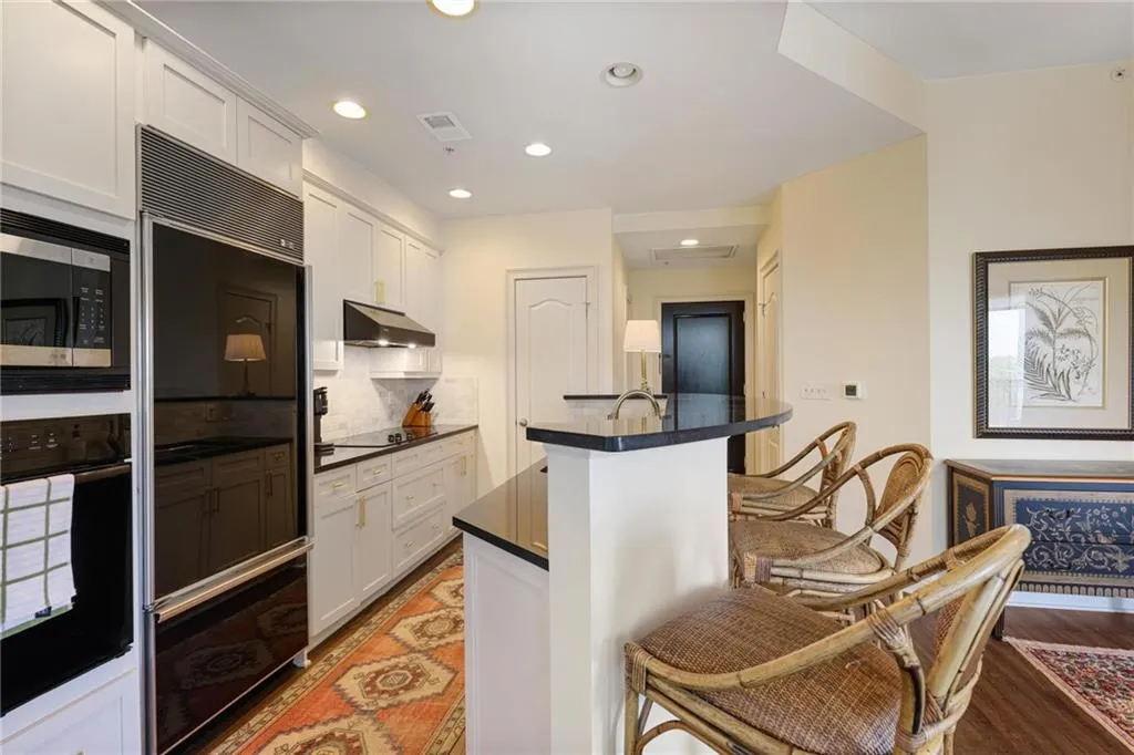 2828 Peachtree Road Nw Unit 903, Atlanta, Georgia 30305, 2 Bedrooms Bedrooms, ,2 BathroomsBathrooms,Residential,Sold,2828 Peachtree Road Nw Unit 903,7532716