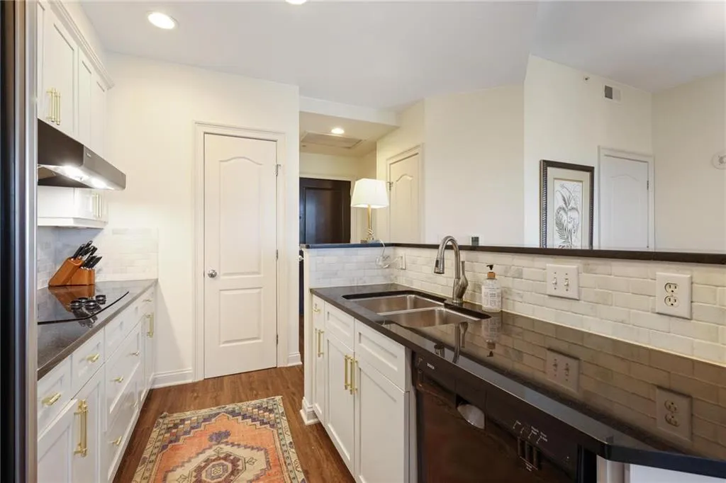 2828 Peachtree Road Nw Unit 903, Atlanta, Georgia 30305, 2 Bedrooms Bedrooms, ,2 BathroomsBathrooms,Residential,Sold,2828 Peachtree Road Nw Unit 903,7532716