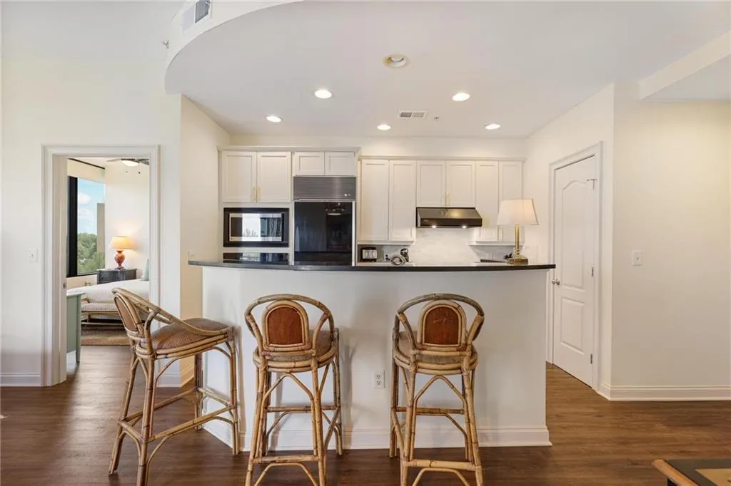 2828 Peachtree Road Nw Unit 903, Atlanta, Georgia 30305, 2 Bedrooms Bedrooms, ,2 BathroomsBathrooms,Residential,Sold,2828 Peachtree Road Nw Unit 903,7532716