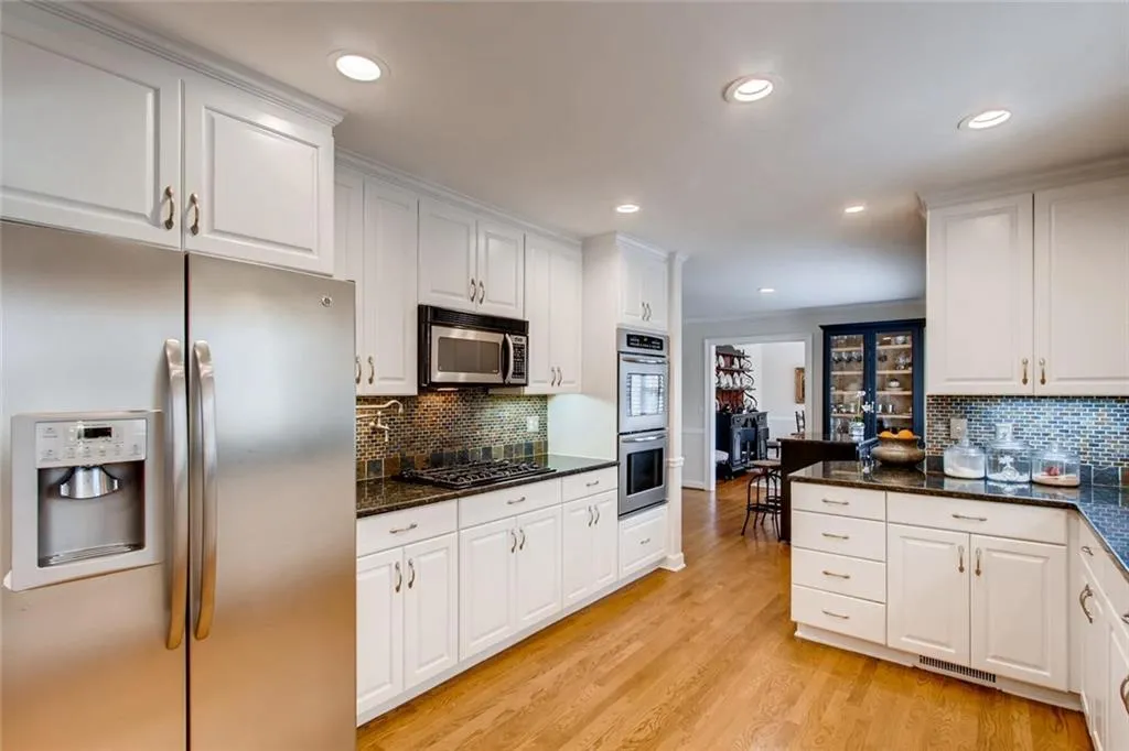 2959 Spalding Drive, Sandy Springs, Georgia 30350, 5 Bedrooms Bedrooms, ,3 BathroomsBathrooms,Residential,Sold,2959 Spalding Drive,6522597
