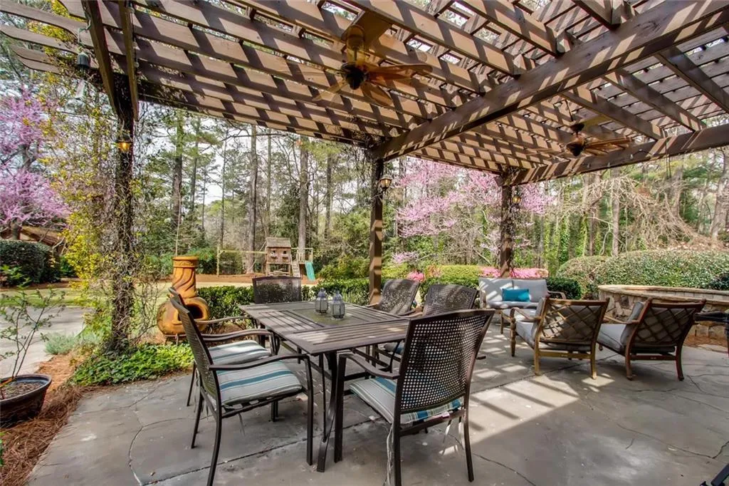 2959 Spalding Drive, Sandy Springs, Georgia 30350, 5 Bedrooms Bedrooms, ,3 BathroomsBathrooms,Residential,Sold,2959 Spalding Drive,6522597