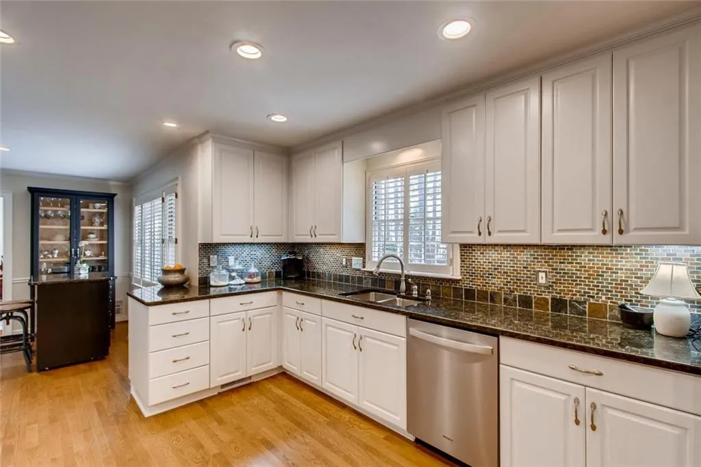 2959 Spalding Drive, Sandy Springs, Georgia 30350, 5 Bedrooms Bedrooms, ,3 BathroomsBathrooms,Residential,Sold,2959 Spalding Drive,6522597