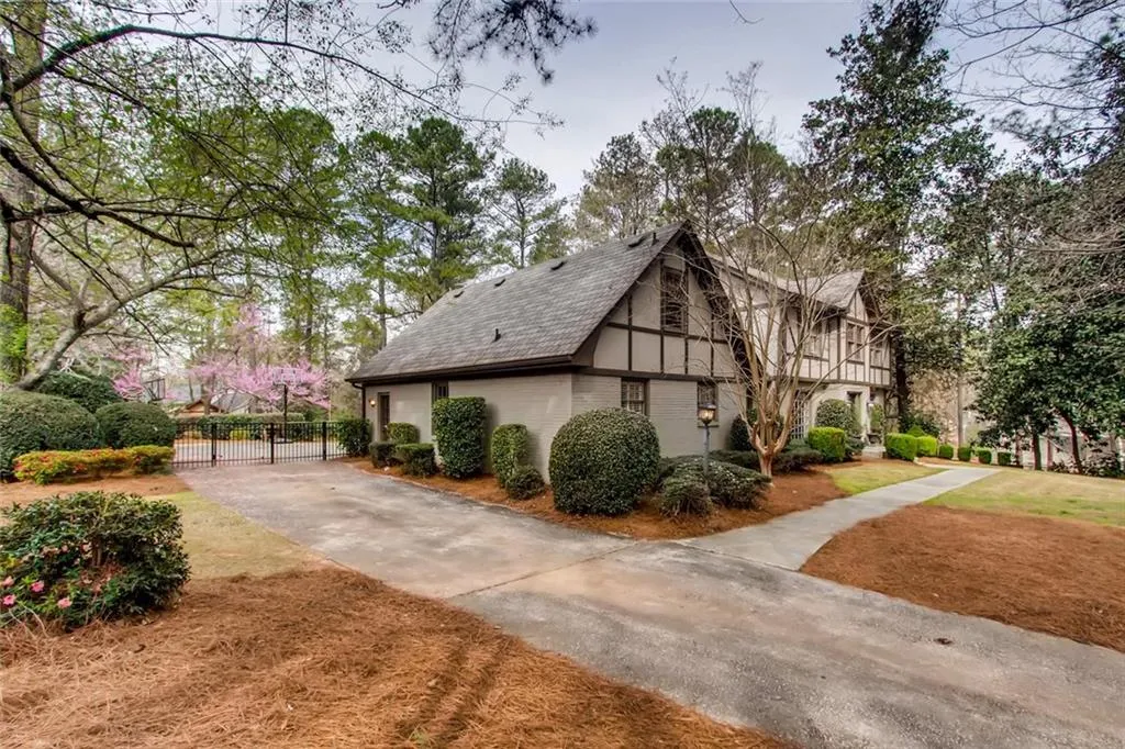 2959 Spalding Drive, Sandy Springs, Georgia 30350, 5 Bedrooms Bedrooms, ,3 BathroomsBathrooms,Residential,Sold,2959 Spalding Drive,6522597
