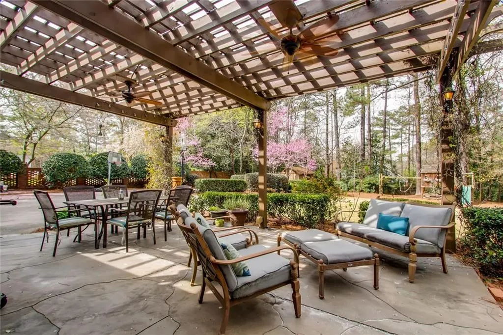 2959 Spalding Drive, Sandy Springs, Georgia 30350, 5 Bedrooms Bedrooms, ,3 BathroomsBathrooms,Residential,Sold,2959 Spalding Drive,6522597