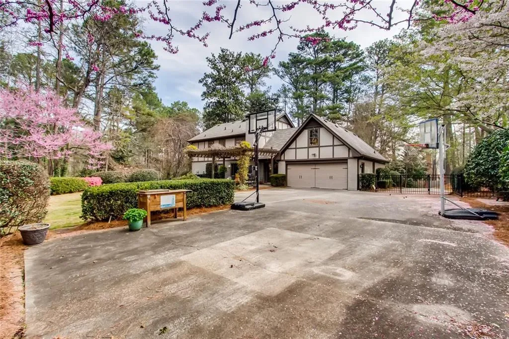 2959 Spalding Drive, Sandy Springs, Georgia 30350, 5 Bedrooms Bedrooms, ,3 BathroomsBathrooms,Residential,Sold,2959 Spalding Drive,6522597