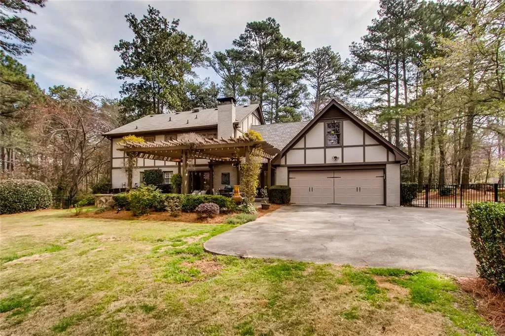 2959 Spalding Drive, Sandy Springs, Georgia 30350, 5 Bedrooms Bedrooms, ,3 BathroomsBathrooms,Residential,Sold,2959 Spalding Drive,6522597