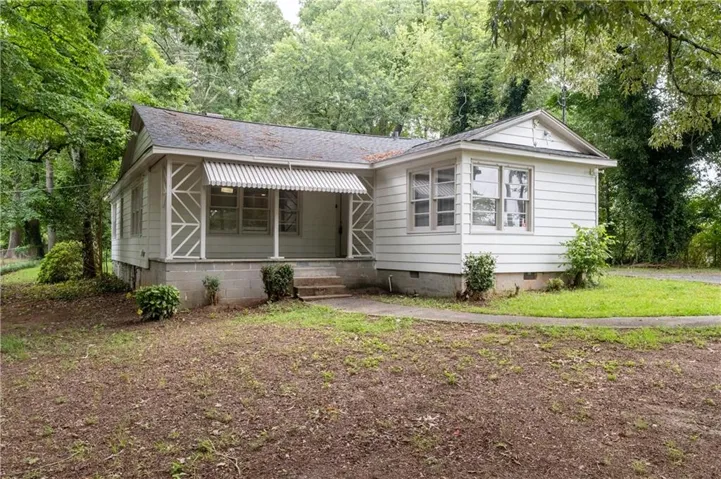 Charming Bungalow just minutes from East Point, Hartsfield-Jackson Airport and Lakewood Freeway.