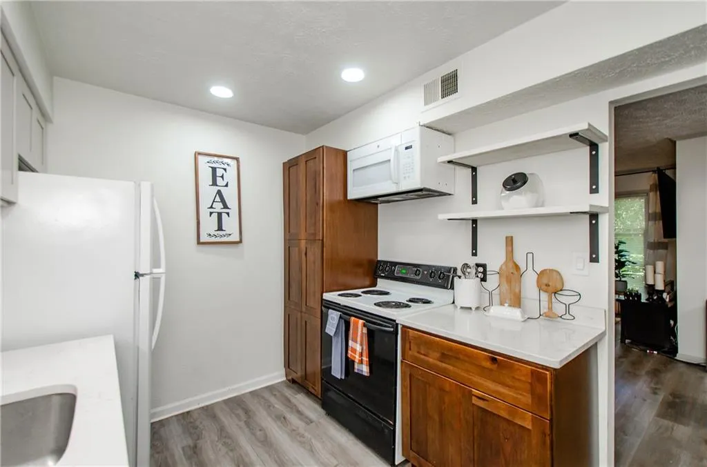 5157 Roswell Road Unit 2, Atlanta, Georgia 30342, 1 Bedroom Bedrooms, ,1 BathroomBathrooms,Residential,For Sale,5157 Roswell Road Unit 2,7638123