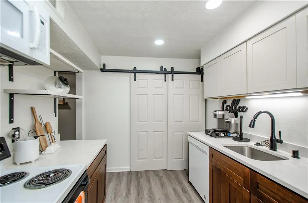 5157 Roswell Road Unit 2, Atlanta, Georgia 30342, 1 Bedroom Bedrooms, ,1 BathroomBathrooms,Residential,For Sale,5157 Roswell Road Unit 2,7638123