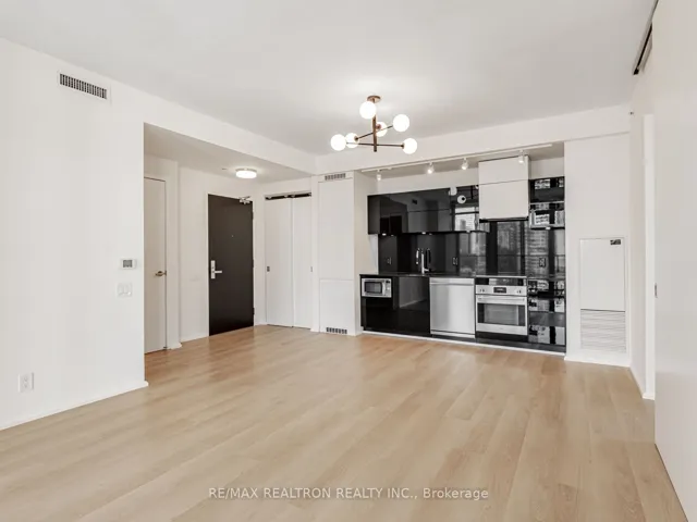 125  Peter  Street, Toronto C01, ON M5V 0M2