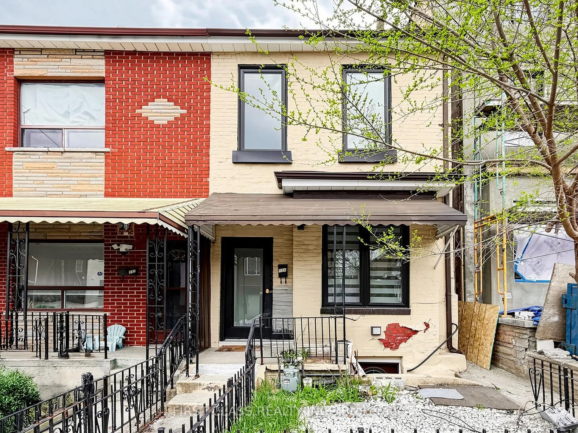 Semi-Detached Home For Sale | C13107632