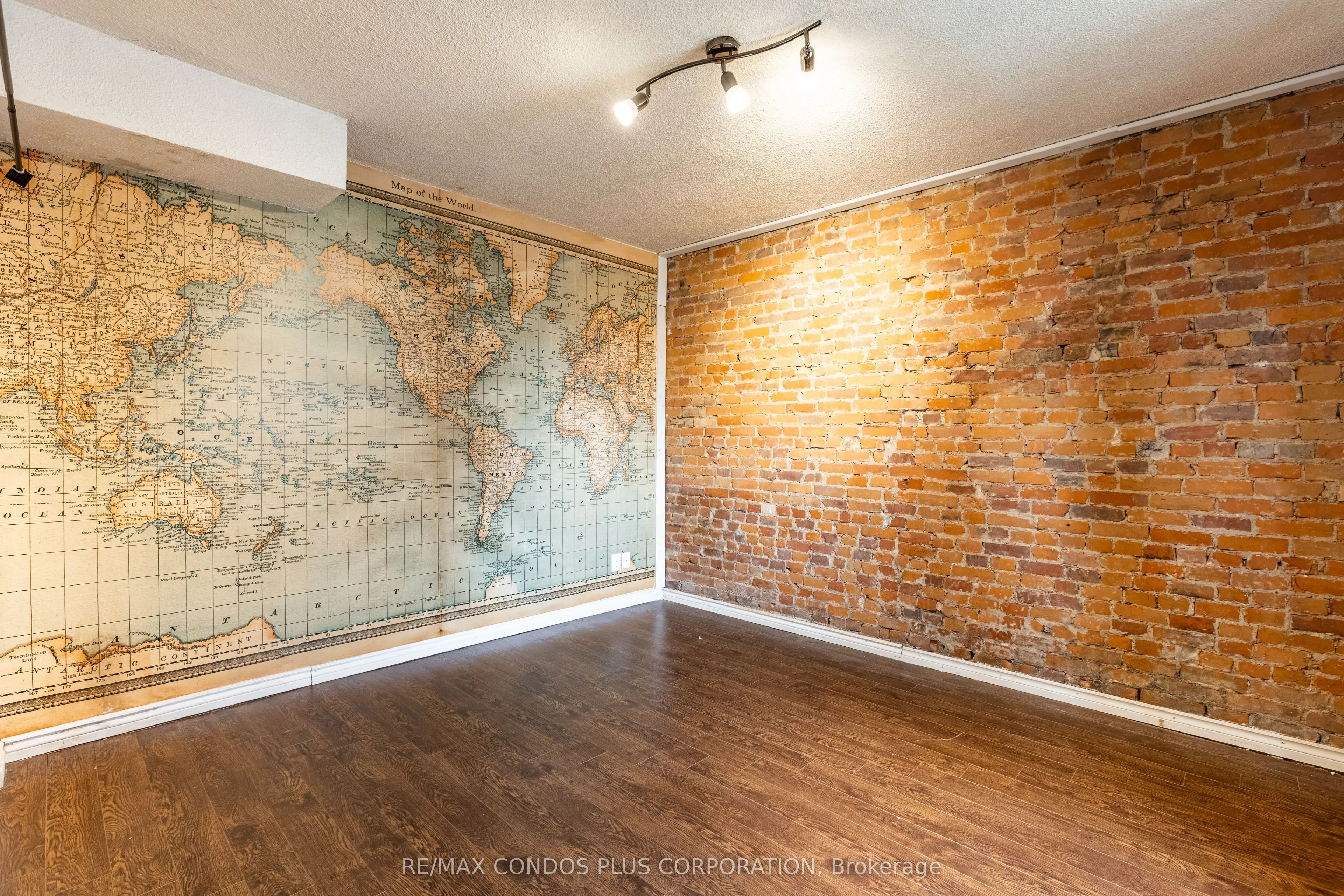 Multiplex For Lease | C13138854