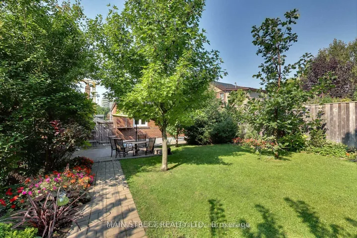 Gorgeous Large Fenced In Backyard!