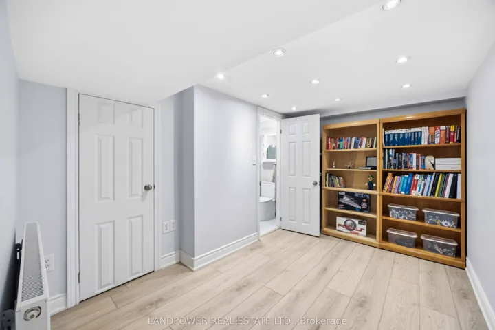 549 Lawrence Avenue W, Toronto C04, ON M6A 1A5
