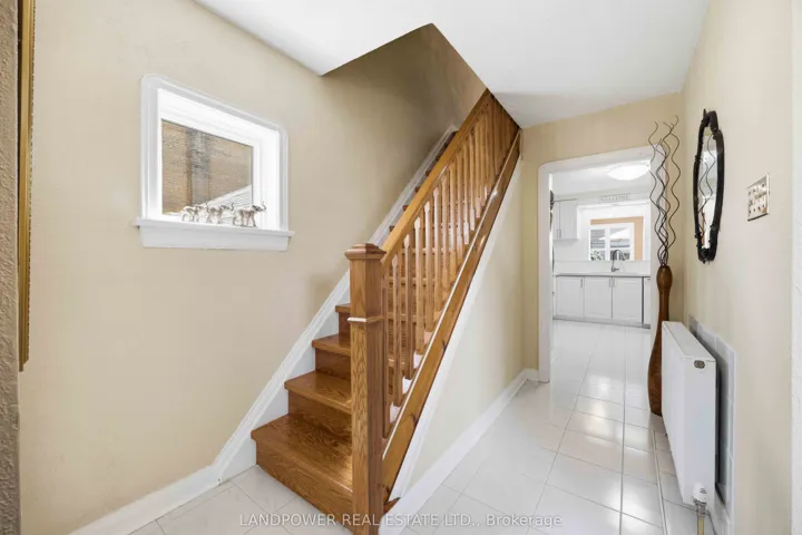 549 Lawrence Avenue W, Toronto C04, ON M6A 1A5