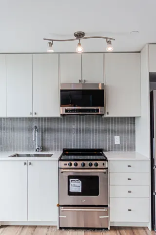 700 Sheppard Avenue W 904, Toronto C06, ON M3H 0G5