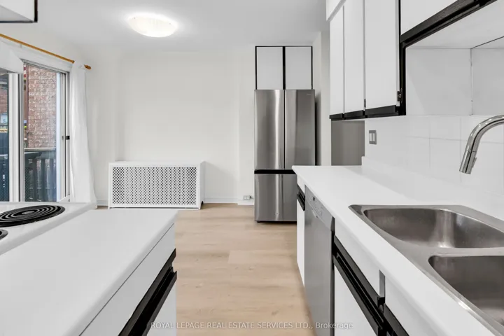 56 Arlington Avenue, Toronto C02, ON M6G 3K8
