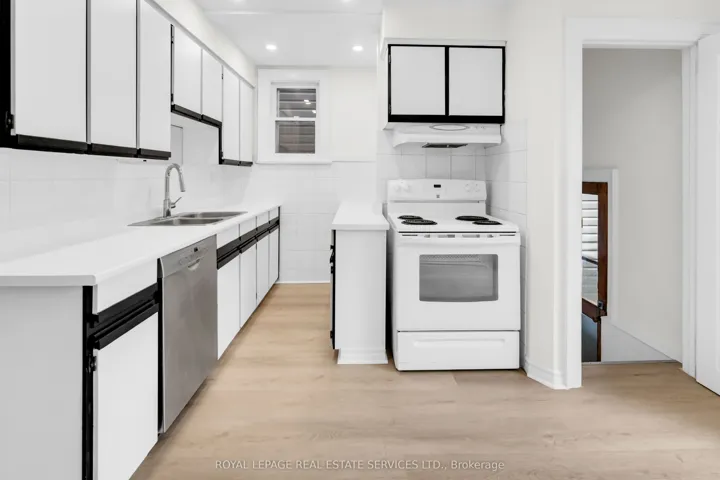 56 Arlington Avenue, Toronto C02, ON M6G 3K8