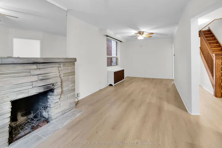 56 Arlington Avenue, Toronto C02, ON M6G 3K8