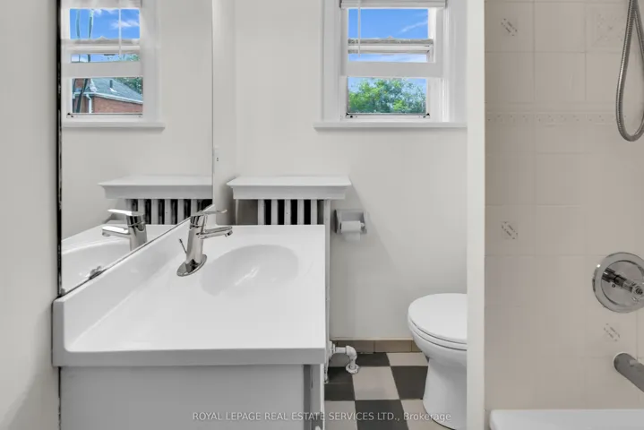56 Arlington Avenue, Toronto C02, ON M6G 3K8