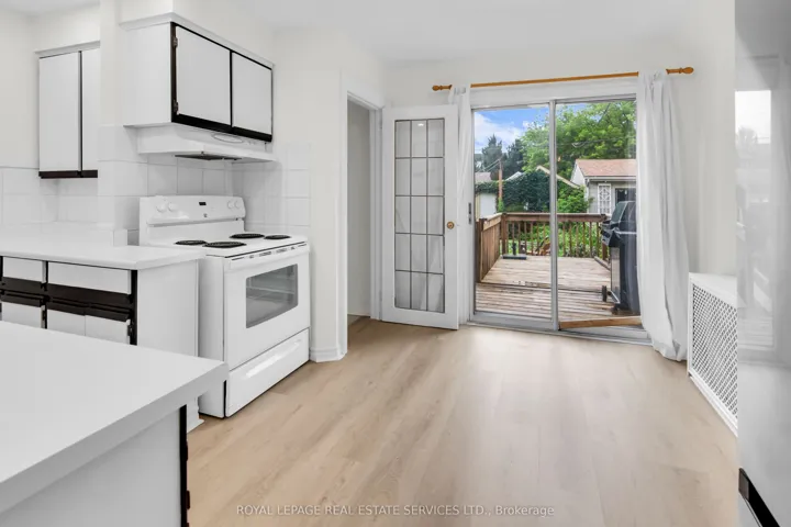 56 Arlington Avenue, Toronto C02, ON M6G 3K8