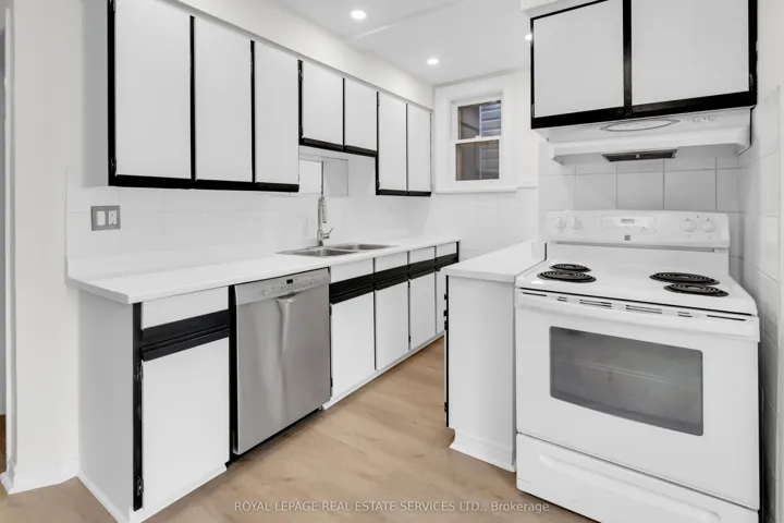 56 Arlington Avenue, Toronto C02, ON M6G 3K8