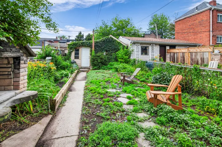 56 Arlington Avenue, Toronto C02, ON M6G 3K8
