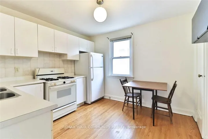 6 Lennox Street Upper, Toronto C01, ON M5S 1L4