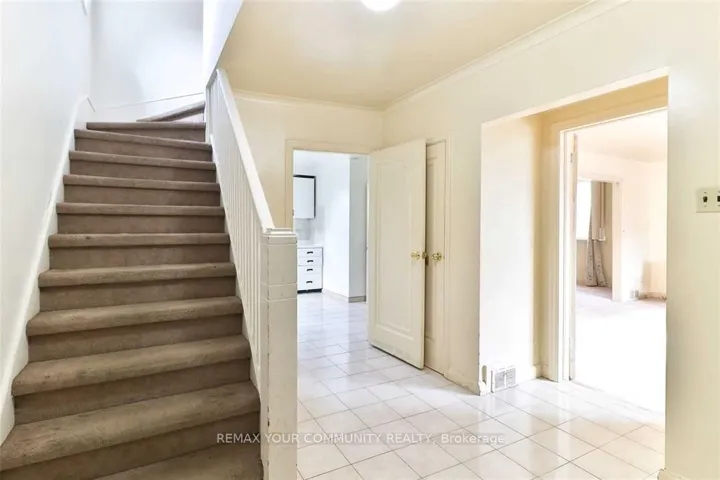 6 Lennox Street Upper, Toronto C01, ON M5S 1L4
