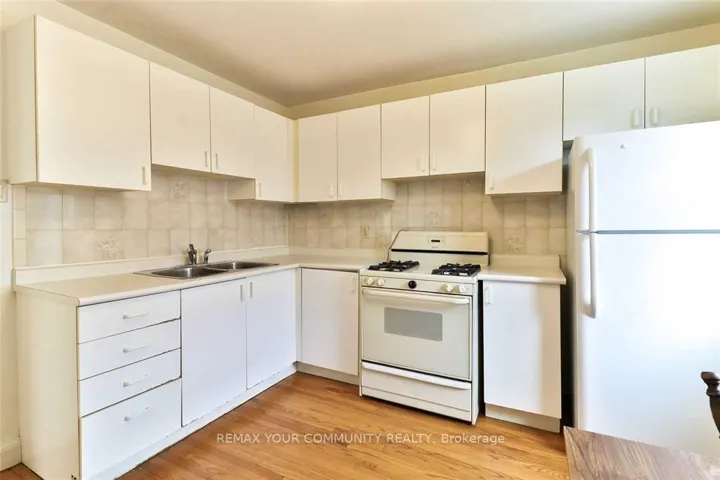 6 Lennox Street Upper, Toronto C01, ON M5S 1L4