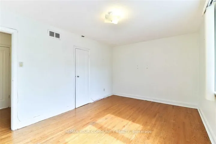 6 Lennox Street Upper, Toronto C01, ON M5S 1L4