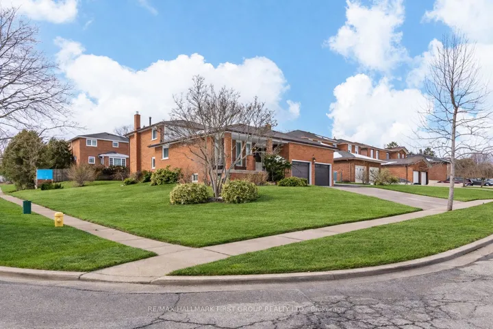 520  Mc Leod  Crescent, Pickering, ON L1W 3M5